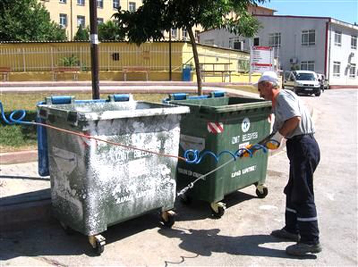 İzmit\'te Çöp Konteynırları Sürekli İlaçlanıyor