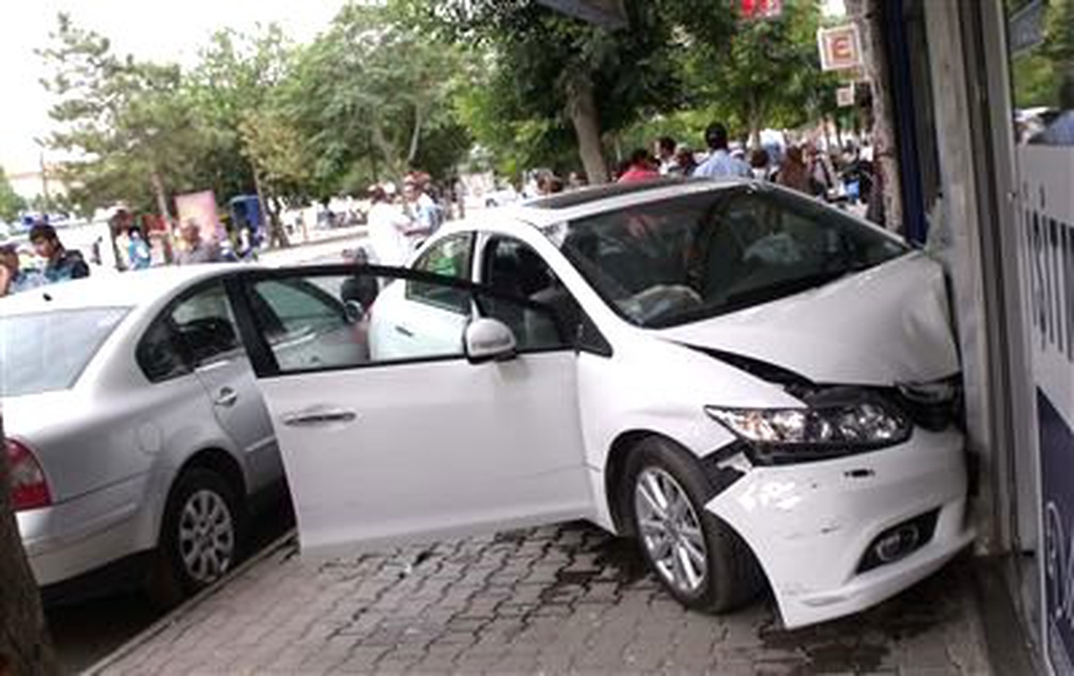 Kontrolden Çıkan Otomobil İşyerine Girdi: 6 Yaralı
