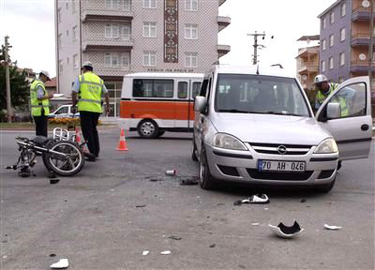 Otomobil ile Motosiklet Çarpıştı: 3 Yaralı