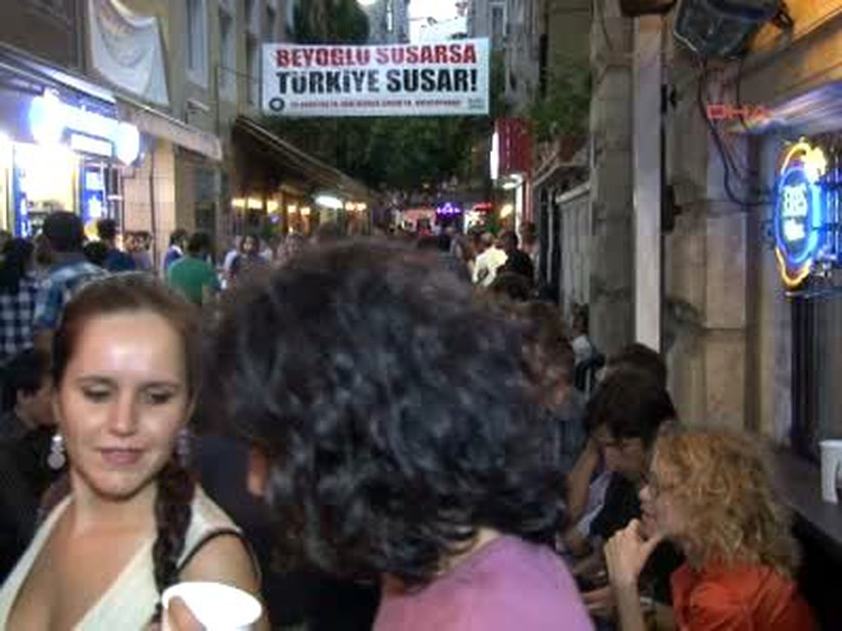 Sandalye Yasağını Festivalle Protesto Ettiler