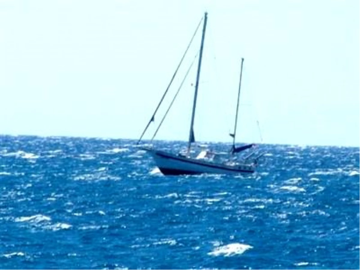 Sürüklenen Teknede Mahsur Kalan 2 Kişiyi Sahil Güvenlik Kurtardı