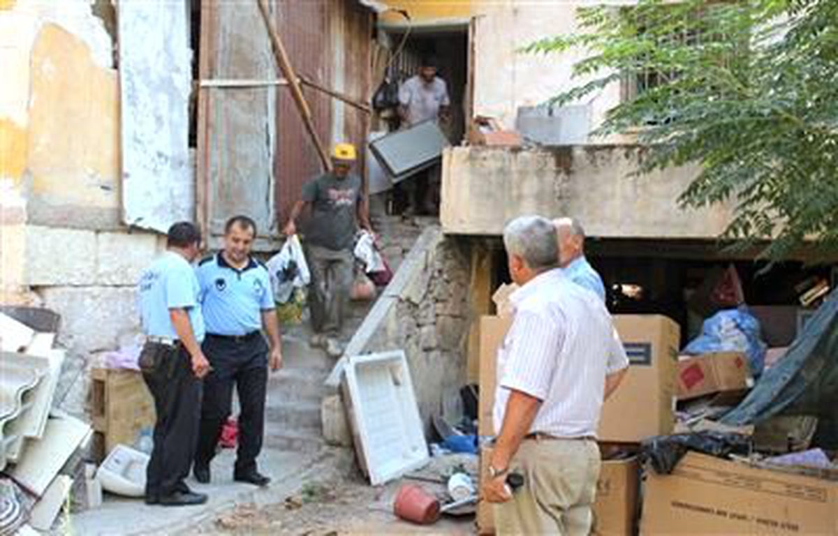 Toroslar Belediyesi Çöp Evleri Boşaltmaya Devam Ediyor