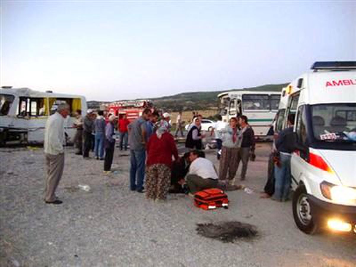 Üzüm İşçilerini Taşıyan Minibüsle Midibüs Çarpıştı: 1 Ölü, 18 Yaralı