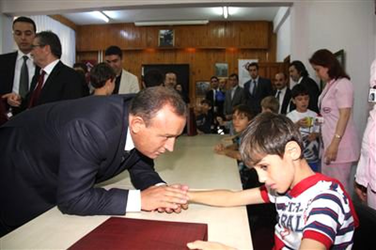 Vali Kızılcık Yeni Eğitim Öğretim Yılında Öğrencileri Koruma Altına Aldı