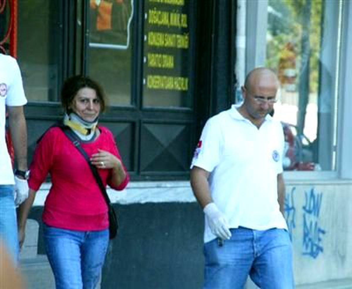Yoldan Yürürken Başına Halı Düştü, Hastanelik Oldu