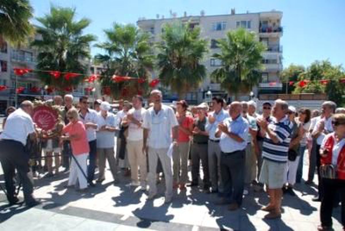 30 Ağustos Bayramına Dikili\'de Çelenkli Kutlama
