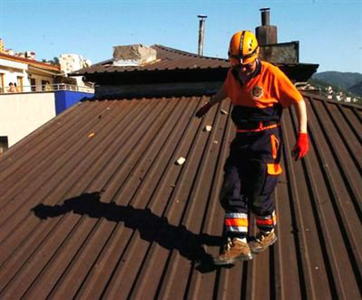 8 Katlı İşhanının Çatısında Kedi Kurtarma Operasyonu