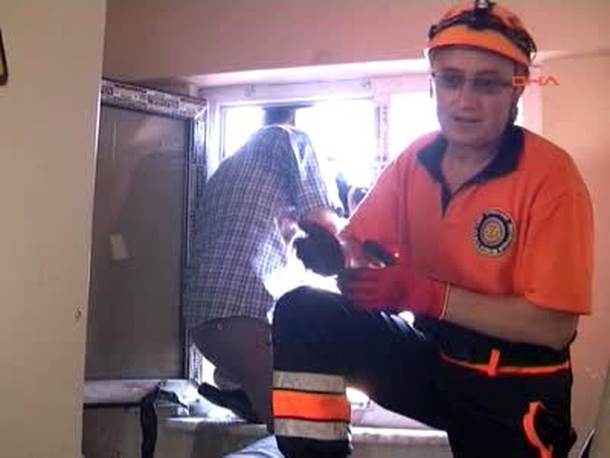8 Katlı İşhanının Çatısında Kedi Kurtarma Operasyonu