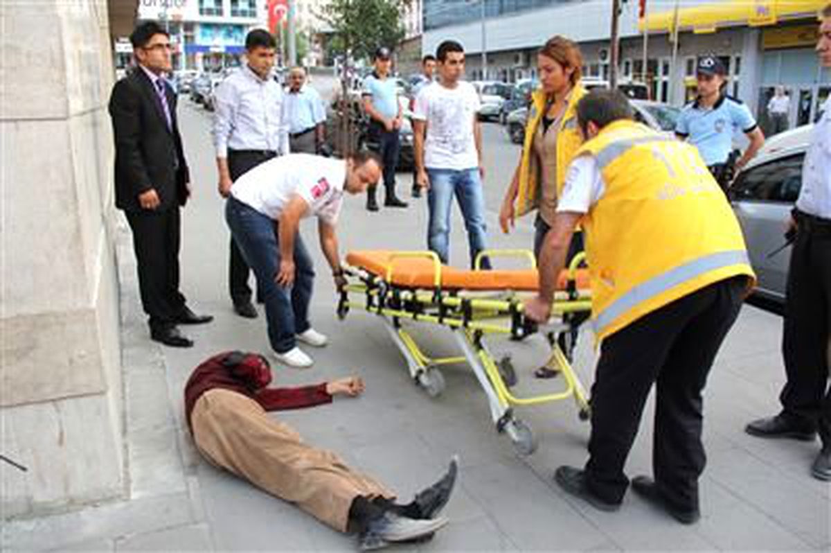 Açlıktan Yol Ortasında Bayıldı