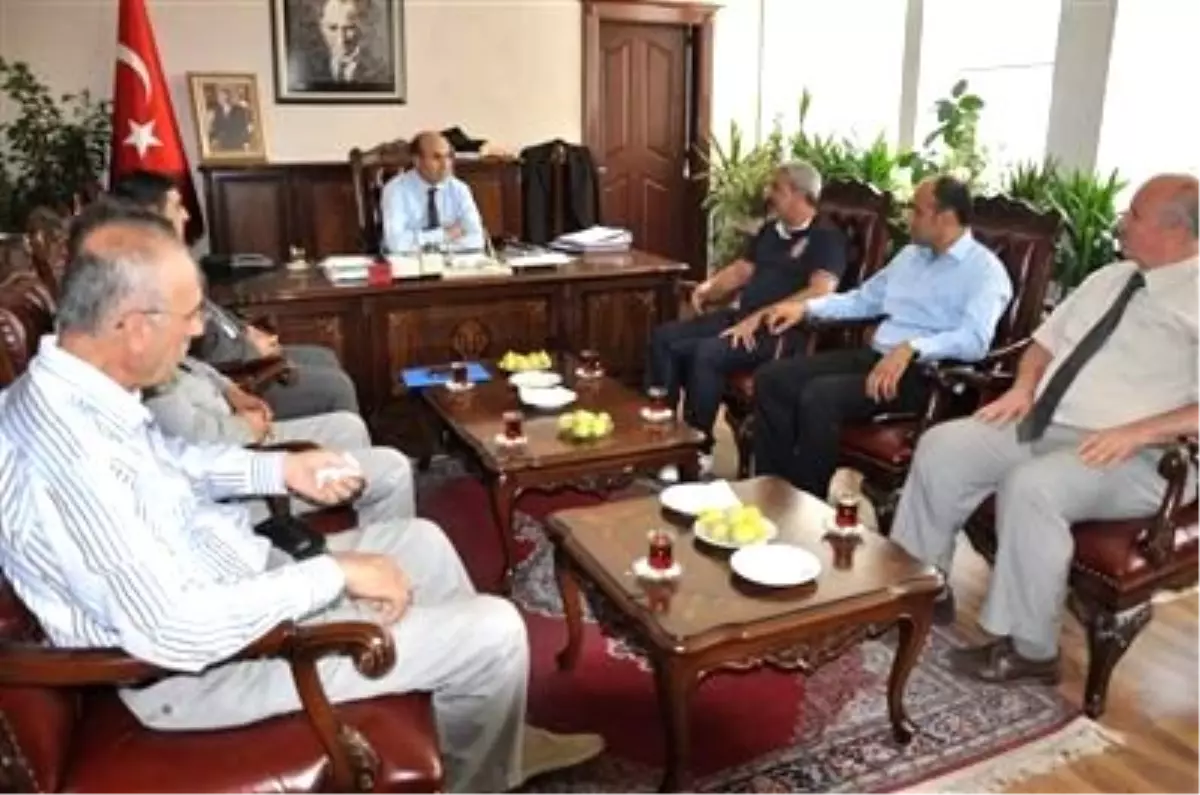 Adıyamanlılar Vakfından, Vali Mahmut Demirtaş\'a Ziyaret