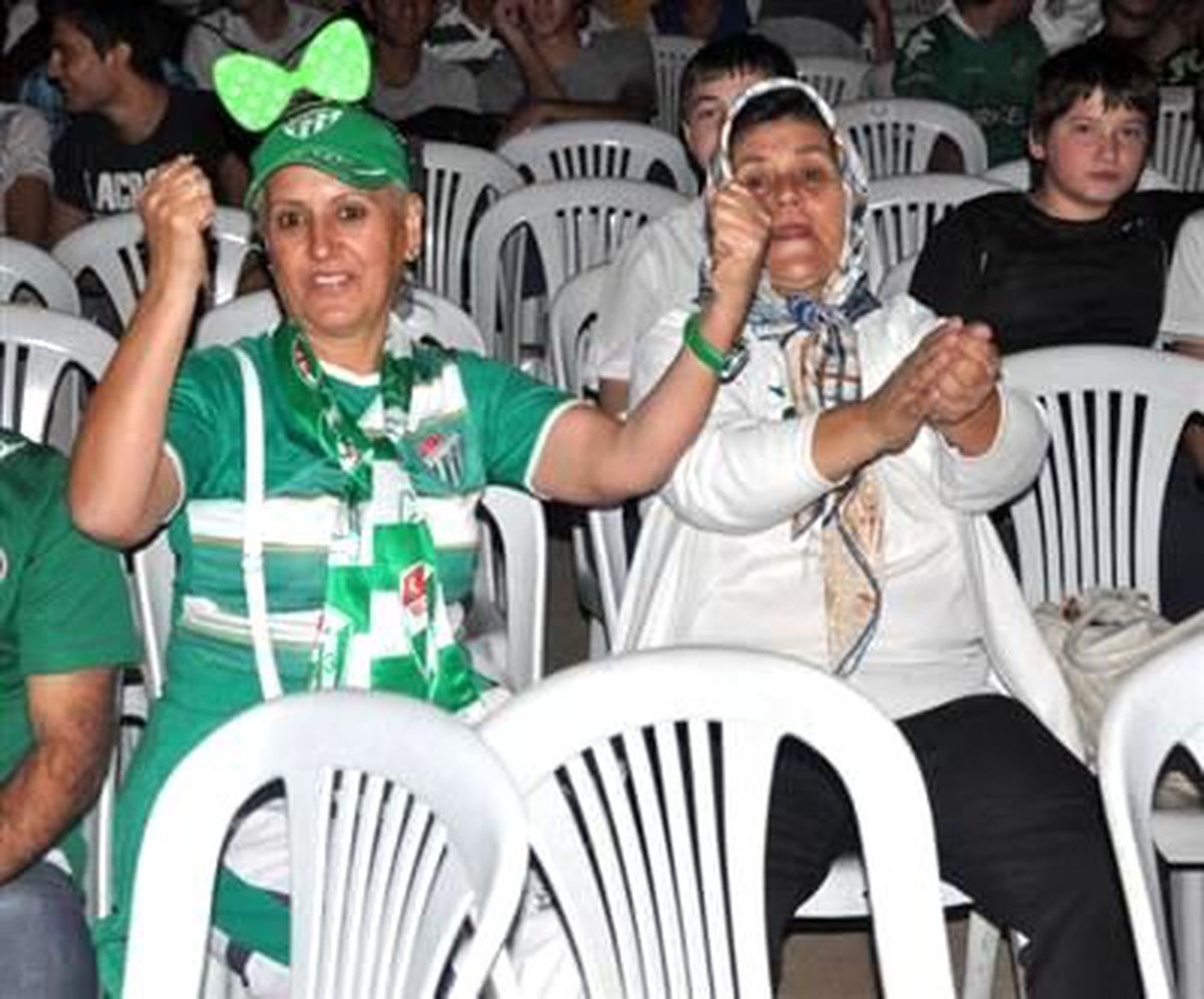 Bursa\'daki Taraftarlar Dev Ekran Başında
