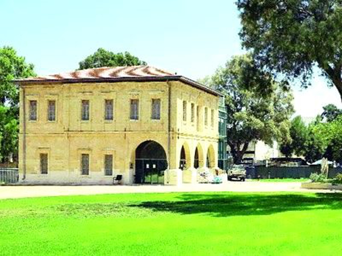 Cami Avlusunda İçki Festivaline Tepkiler