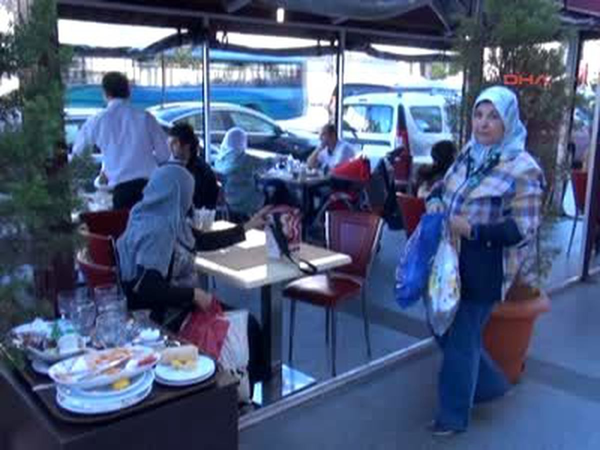 Çantası Çalınan Turistlerden Hesap İstedi