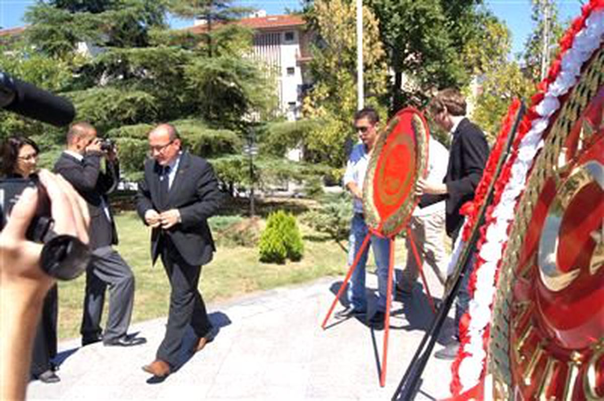 CHP\'den Atatürk Anıtına Çelenk