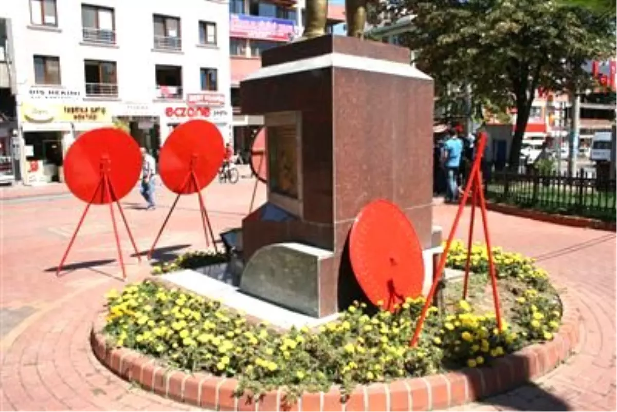 CHP İlçe Teşkilatı Ayrı Çelenk Koydu