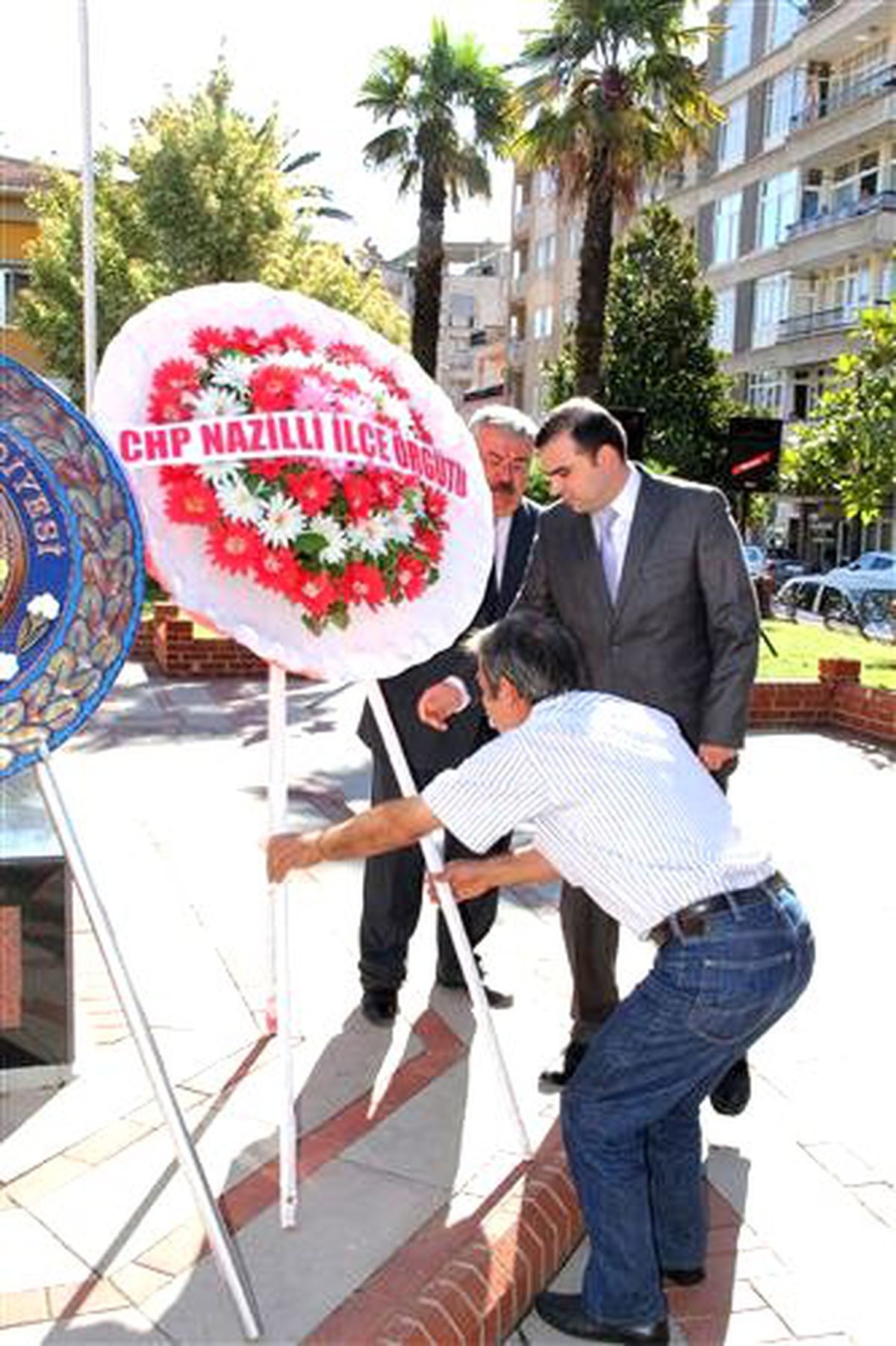 CHP, Kaymakam İzni ile Çelenk Koydu