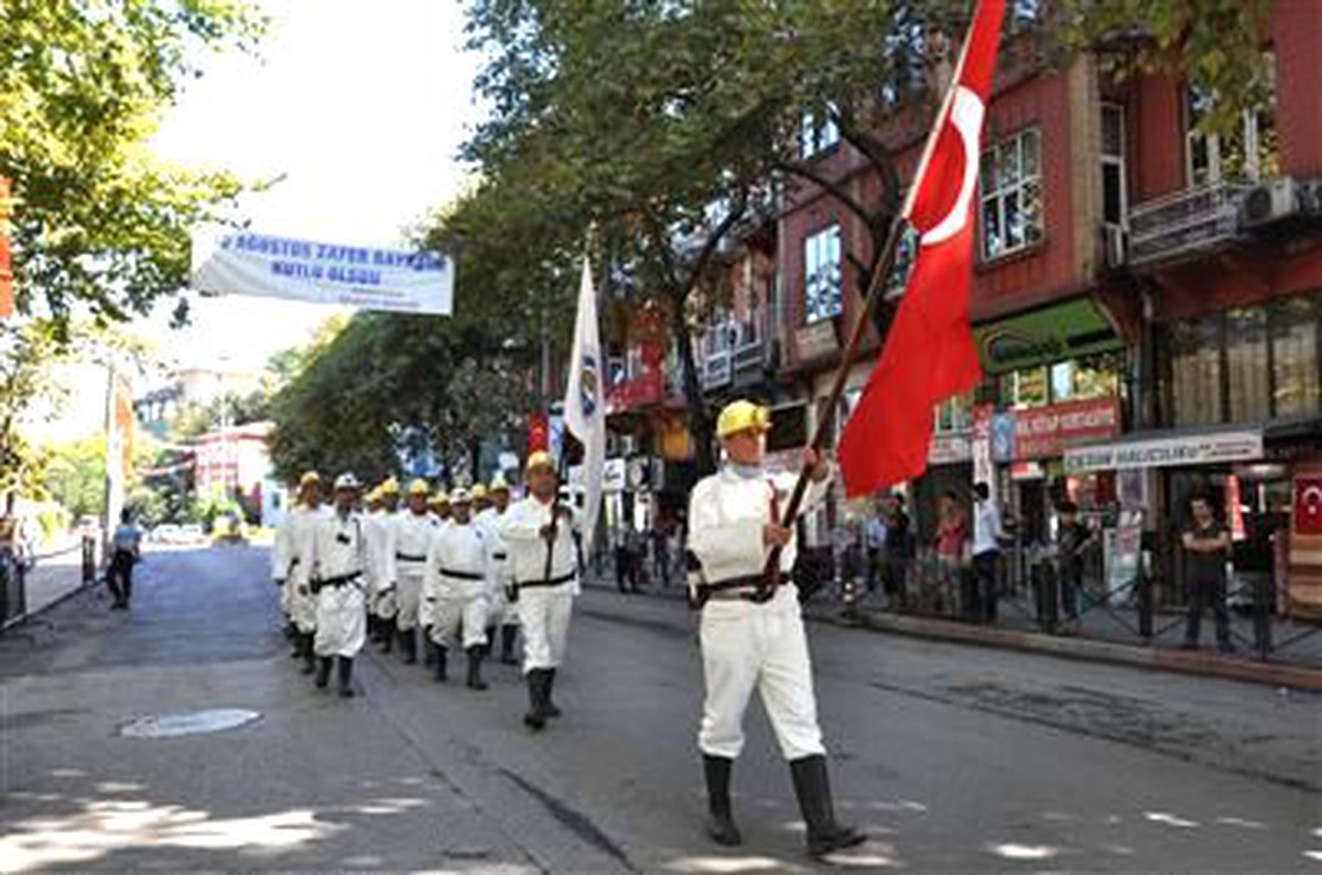 Geçit Töreni Coşkusuz Kaldı