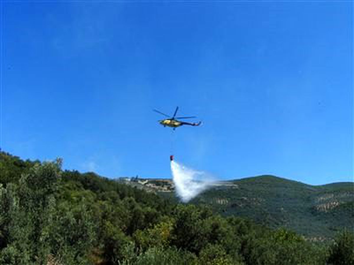 Gemlik\'te Zeytinlik Yangınına Helikopter Müdahale Etti