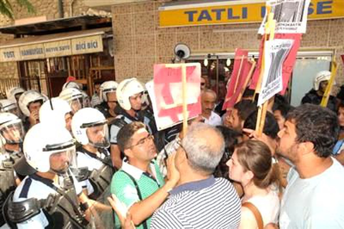 \'Harç\' Eylemi Yapan Üniversitelilere Polis Müdahalesi