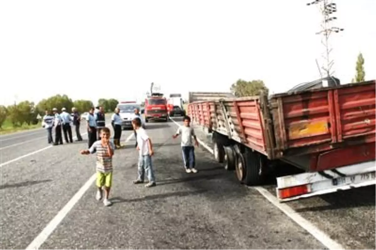 Iğdır'da Seyir Halindeki Tır'ın Lastikleri Yandı