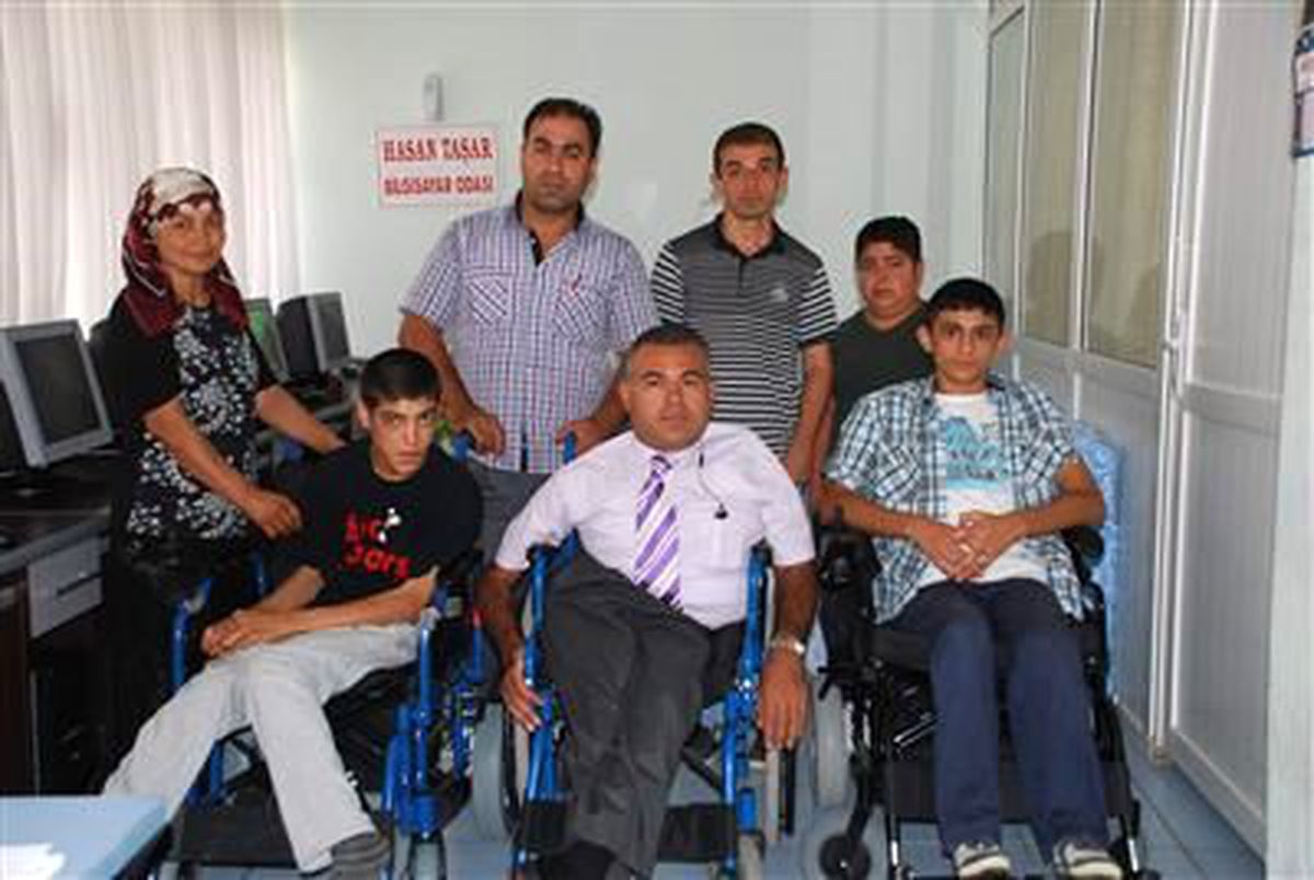 İşadamından İki Engelliye Akülü Tekerlekli Sandalye