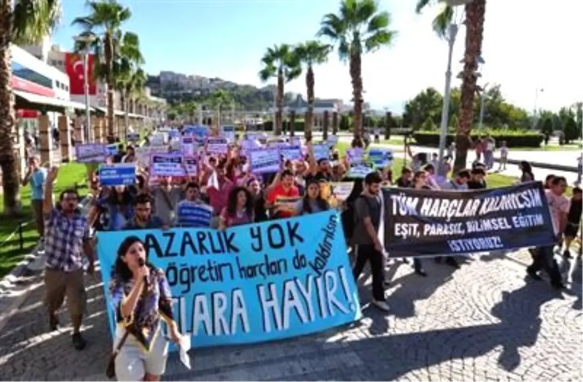 İzmir\'de, İkinci Öğretim Öğrencilerinin Harç Protestosu