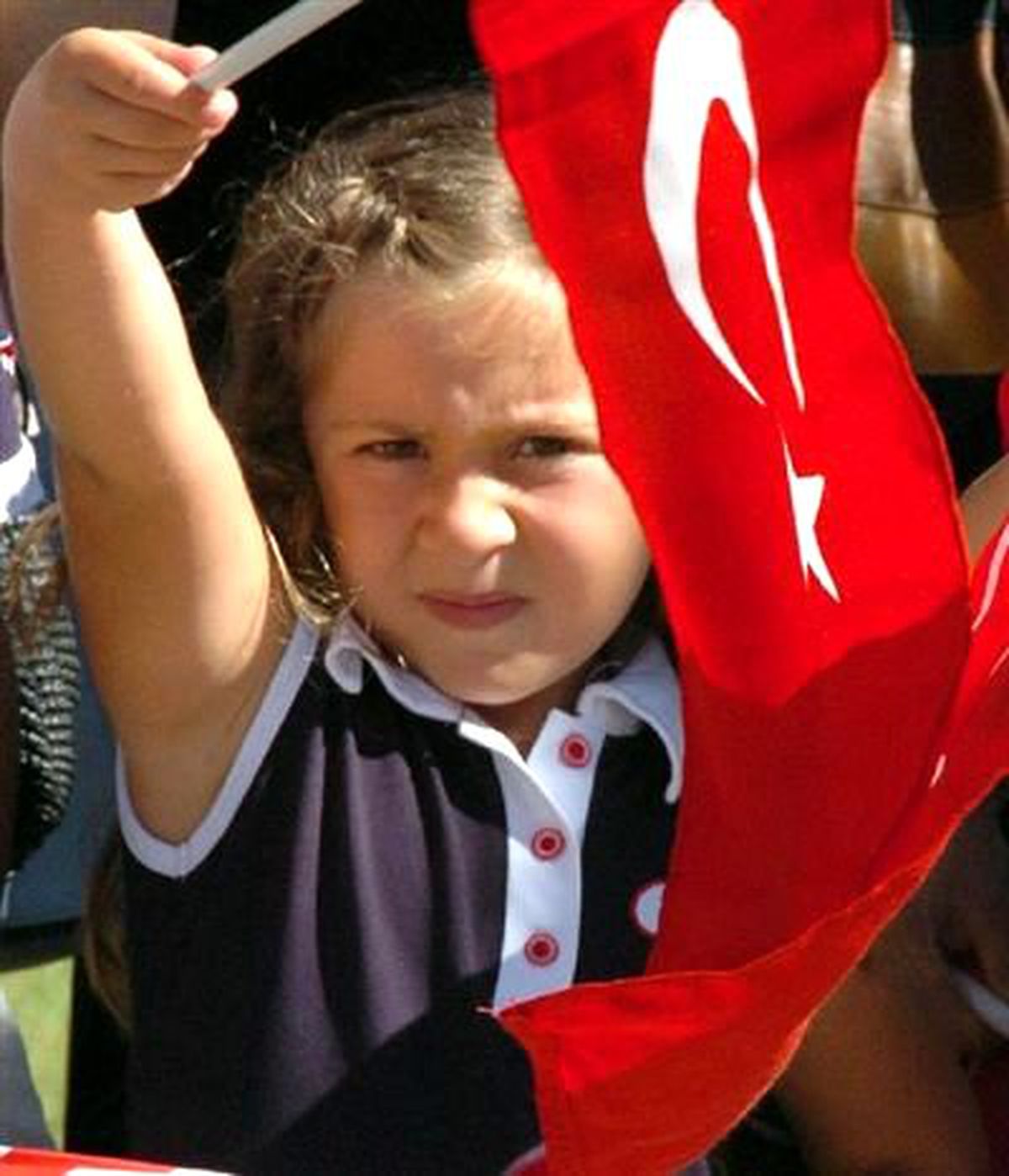 İzmit\'te Siyasi Partilere Çelenk Yasağı Krizi