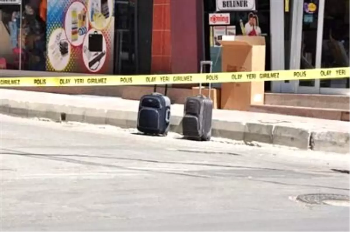 Kırtasiye Önündeki 2 Valiz Fünyeyle Patlatıldı