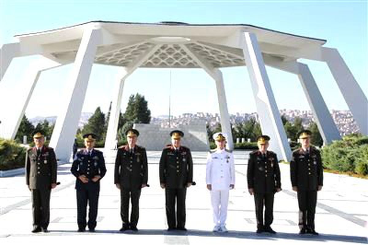 Komutanlardan Devlet Mezarlığı\'na Ziyaret