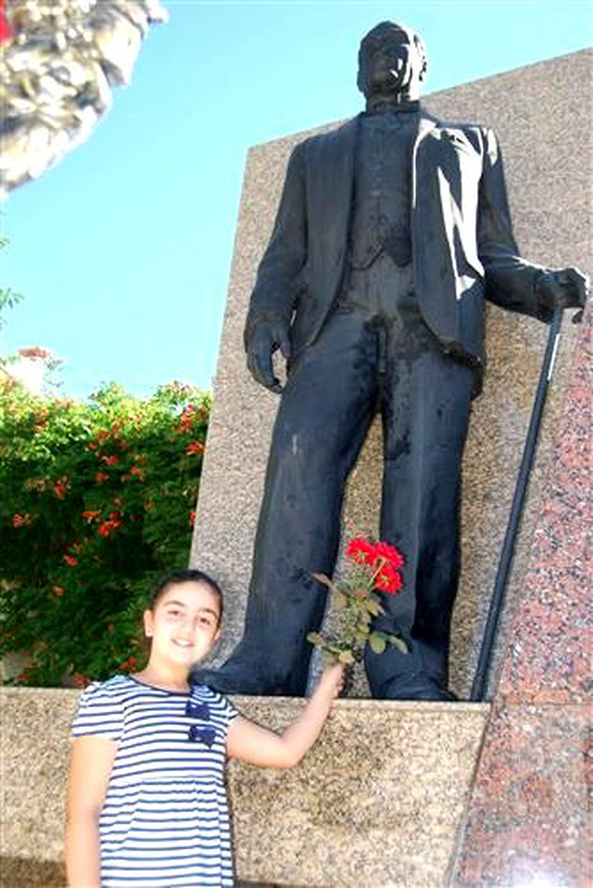 Minik Yürekler Atatürk Anıtı\'na Karanfil Bıraktı