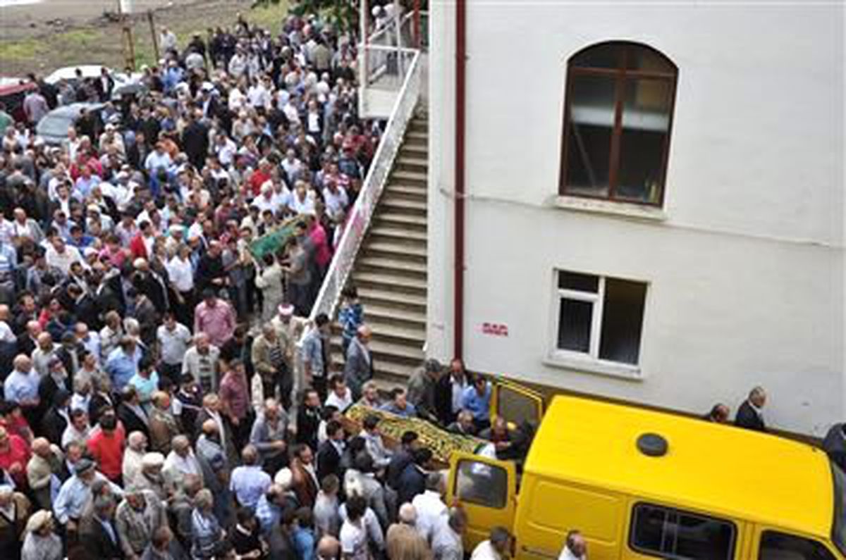 Öğretmen ve Hemşire Eşine Gözyaşı
