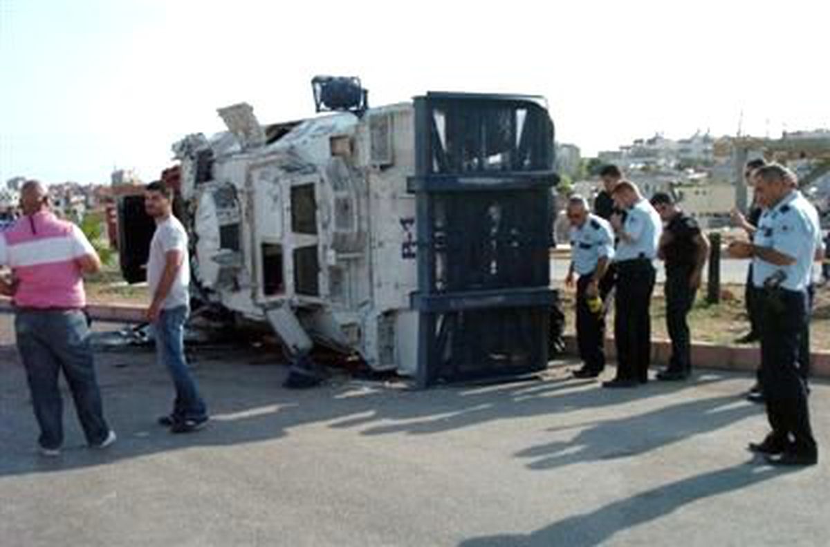 Panzer Devrildi, 2 Polis Yaralandı