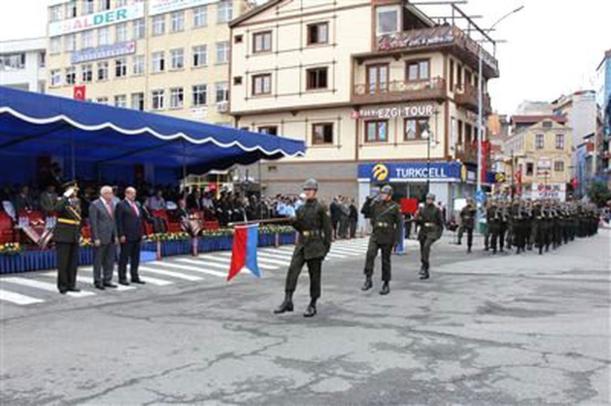 Protokol Zafer Bayramını Kutlamalarını Ayakta İzledi
