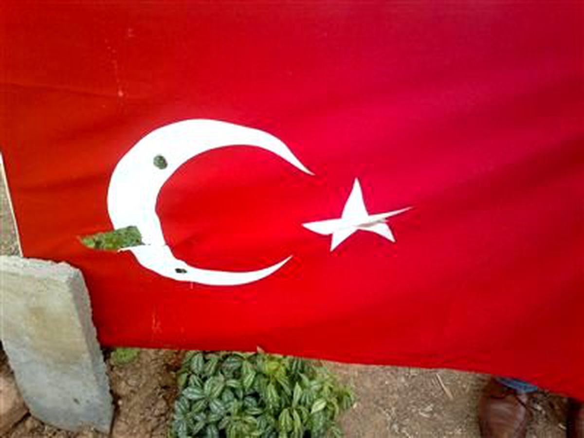 Türk Bayrağına Çirkin Saldırı