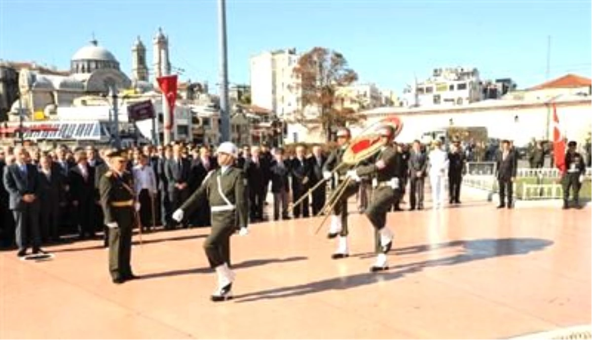 Taksim\'de, Saygı Duruşsuz 30 Ağustos Töreni