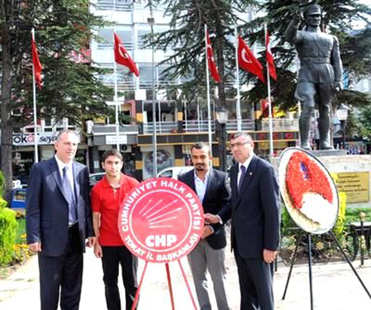 Tokat\'ta CHP Valilik İzniyle Atatürk Anıtına Çelenk Bıraktı