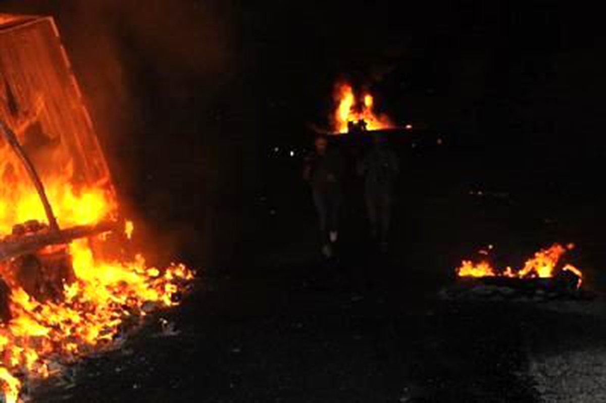 Tunceli\'de PKK\'lılar Yol Kesip, 4 Tır\'ı Ateşe Verdi
