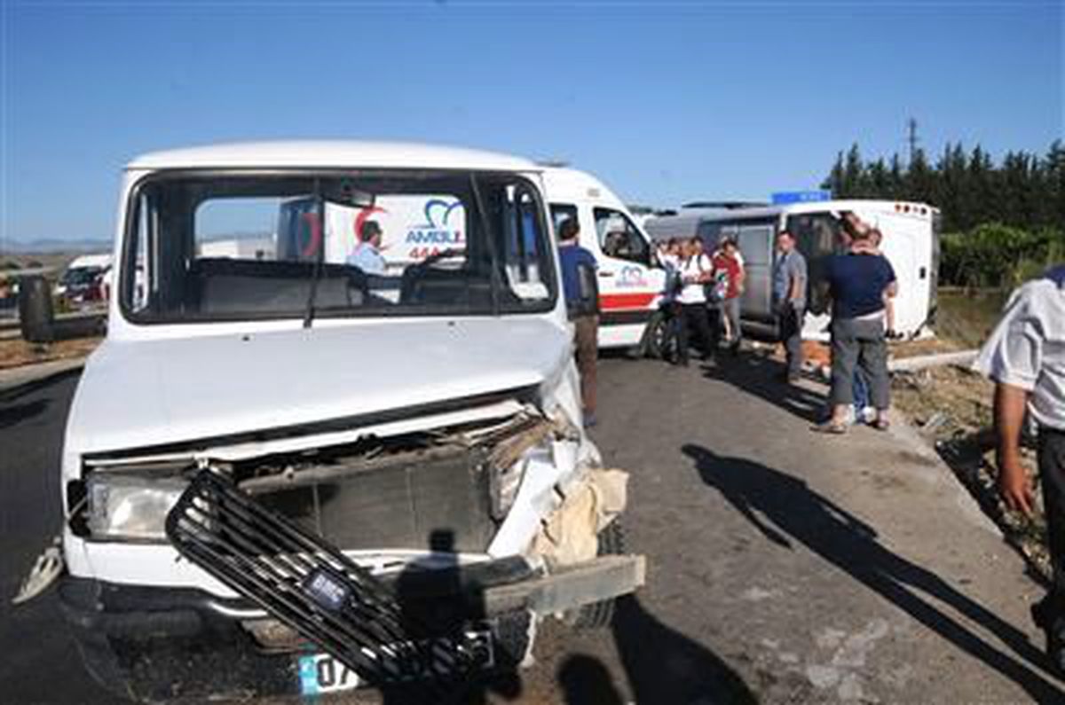 Turist Midibüsüyle Kamyonet Çarpıştı: 1\'i Rus, 2 Kişi Öldü