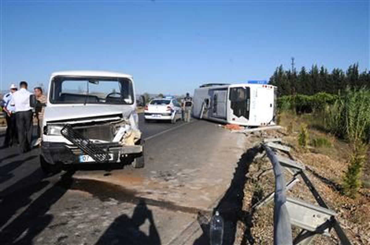 Turist Midibüsüyle Kamyonet Çarpıştı 1\'i Rus, 2 Kişi Öldü