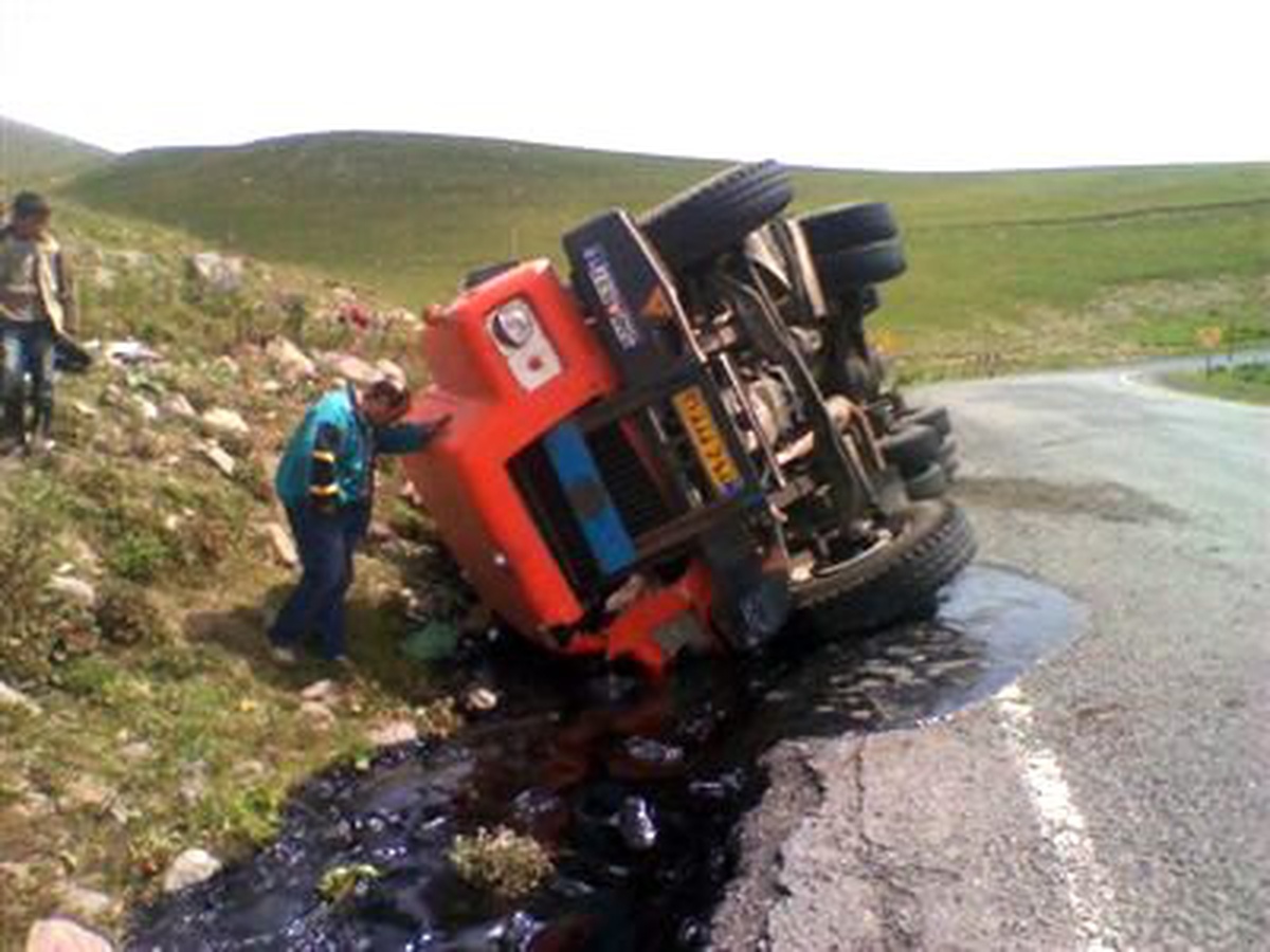 Ulgar Dağında Zift Yüklü İran Plakalı Tanker Devrildi