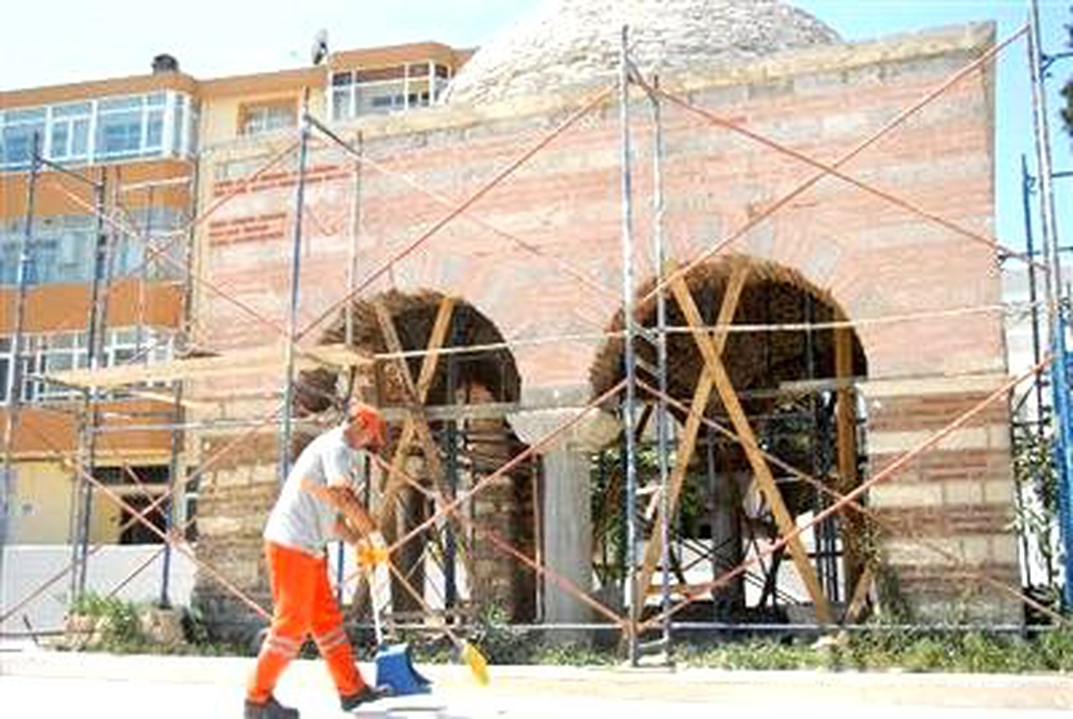 Akıncı Beyi Malkoçoğlu\'nun Türbesi Temizlendi