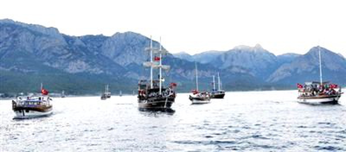 Alanya ve Kemer\'de Zafer Bayramı Coşkusu