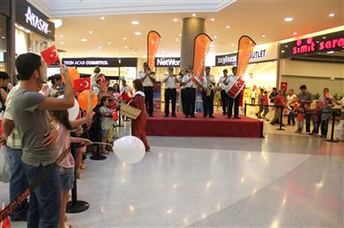 Alışveriş Merkezinde Zafer Bayramı Coşkusu