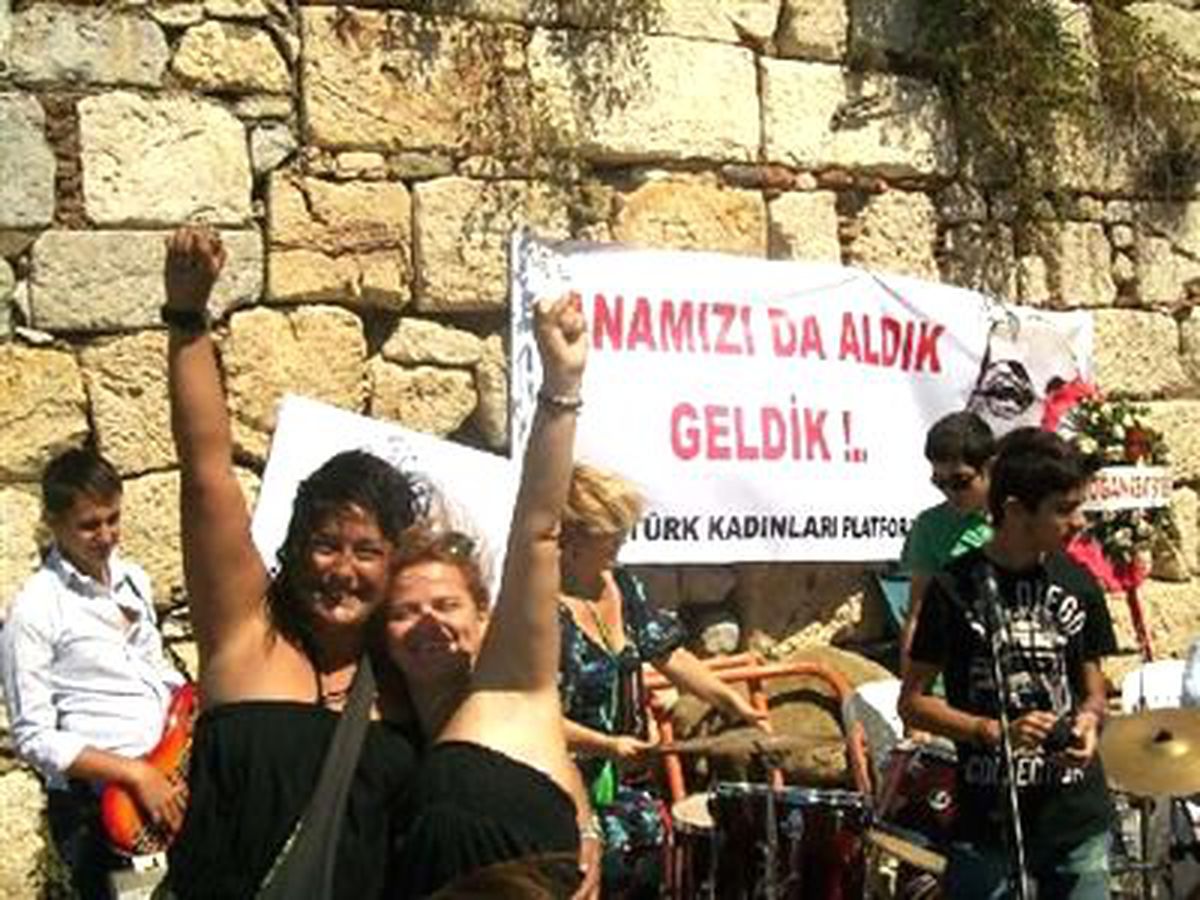 Atatürk Kadınları Platformu\'ndan Dev Çelenkli Anma