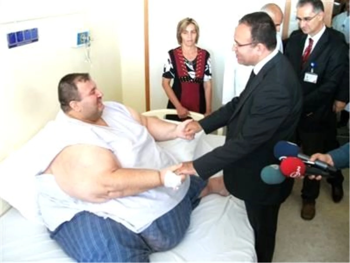 Bekir Bozdağ, Yardım Ettiği Obezite Hastasını Hastanede Ziyaret Etti