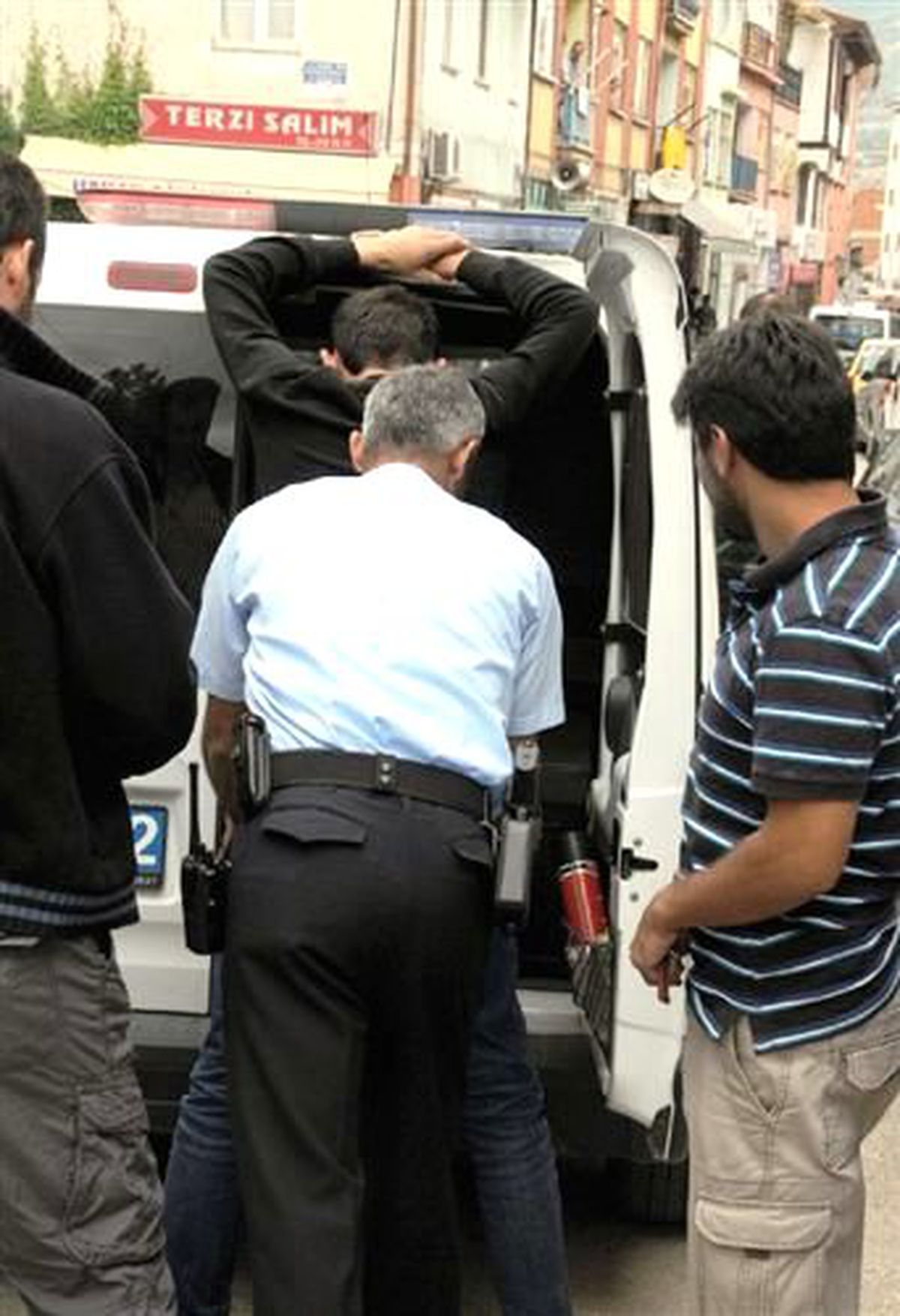 Biber Gazlı Kapkaççıyı Esnaf Yakalayıp Polise Teslim Etti
