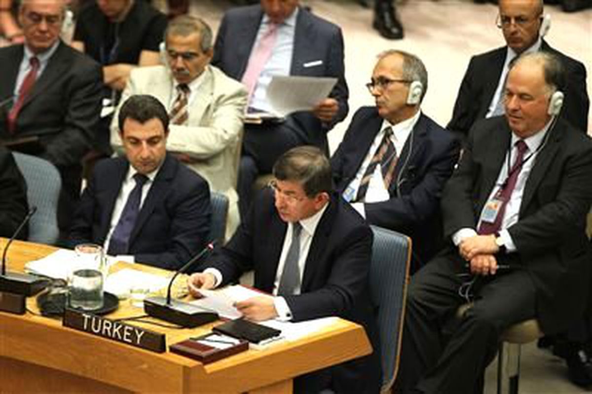 Davutoğlu\'ndan Suriye\'de Acil Eylem Çağrısı