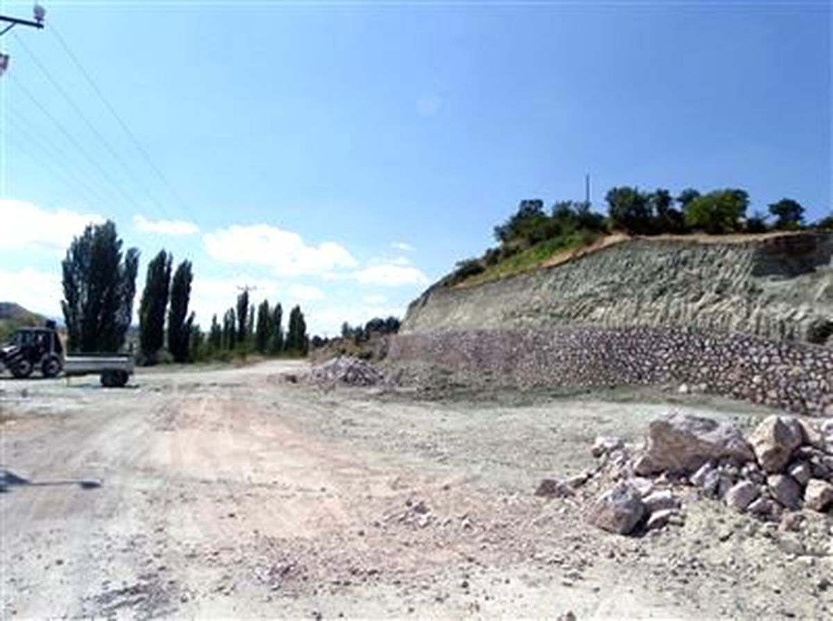 Eskigediz Girişi Duble Yoluna Heyelan Tehlikesine Karşı Taş Duvar