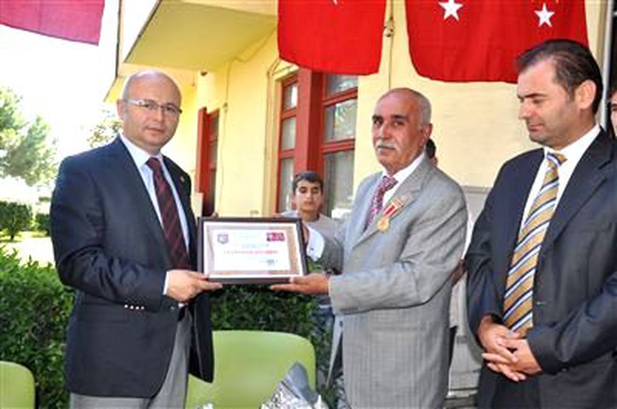 Gaziler\'den Candan\'a Teşekkür Plaketi