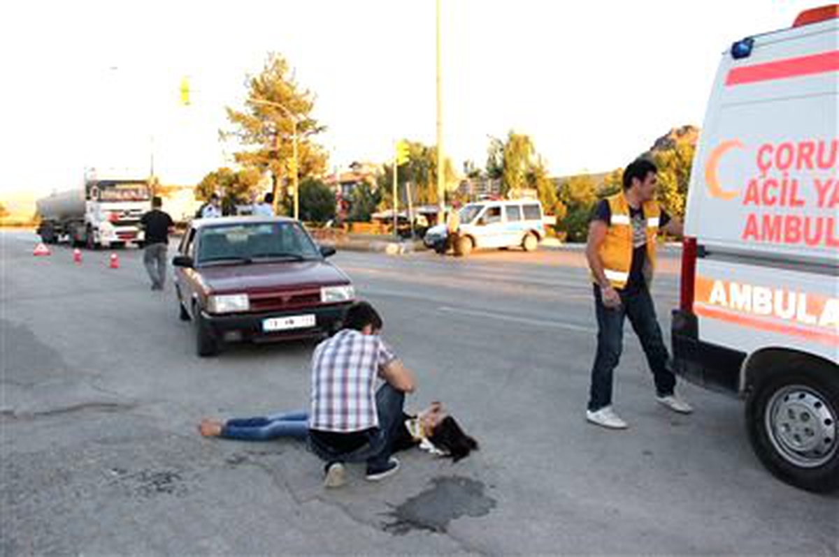 Güneş Gözünü Alınca Otomobiliyle Yayalara Çarptı